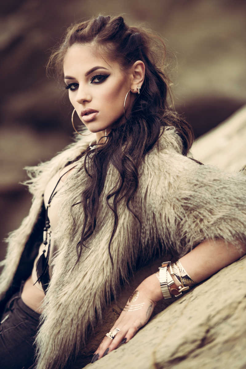 穿着毛皮大衣和闪光纹身的美女