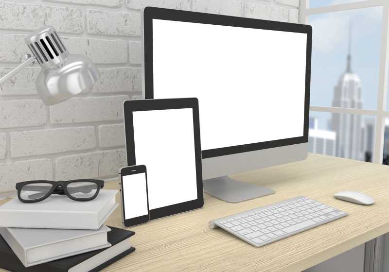 办公桌上的监视器平板电脑电话
