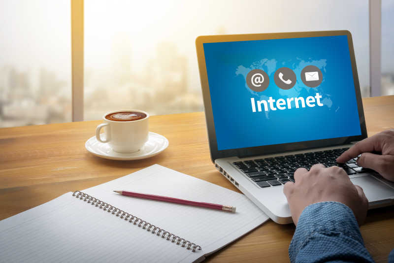 商人用笔记本电脑在办公室工作