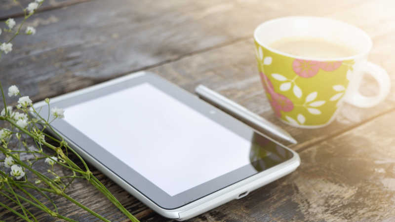 木桌上的电脑平板和咖啡