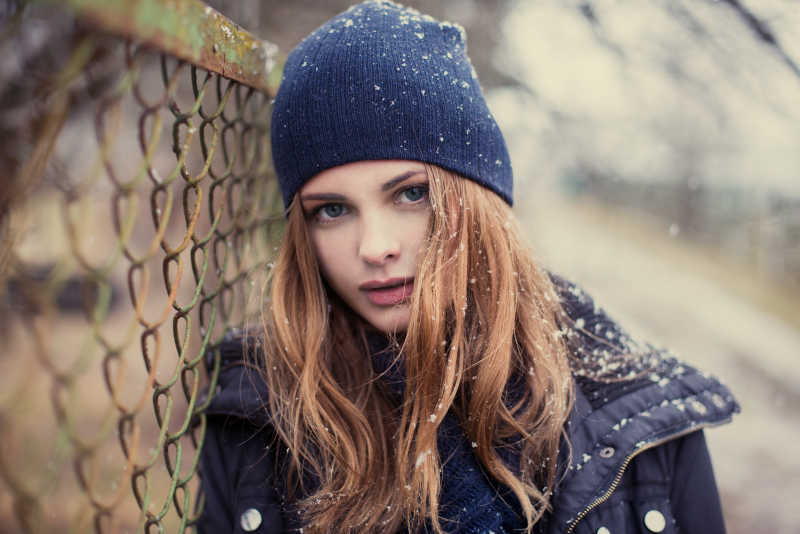 冬天里的时尚女孩