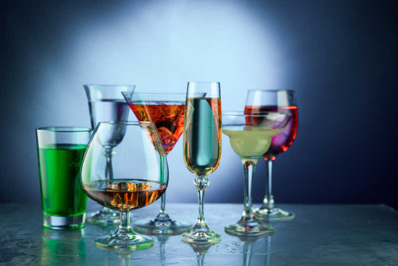 很多不同酒的酒杯
