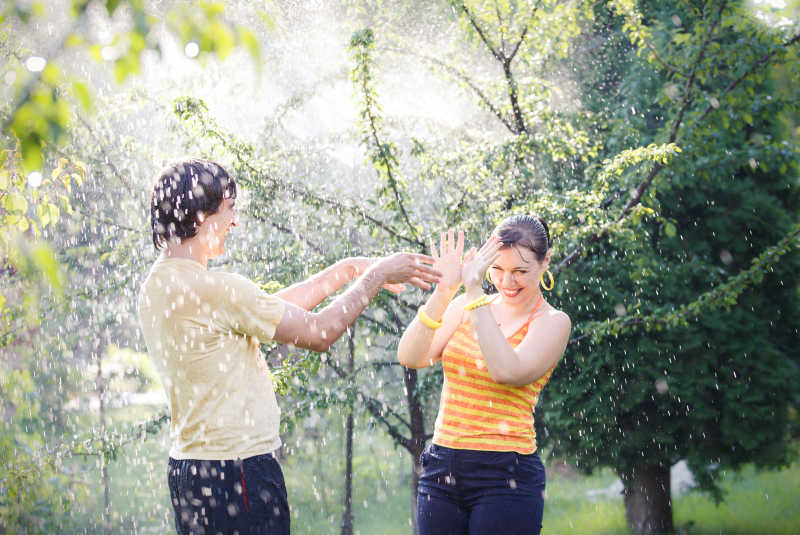 年轻情侣一起在公园里玩水