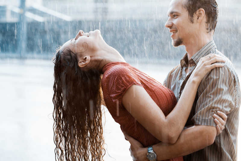 雨中快乐幸福的年轻情侣