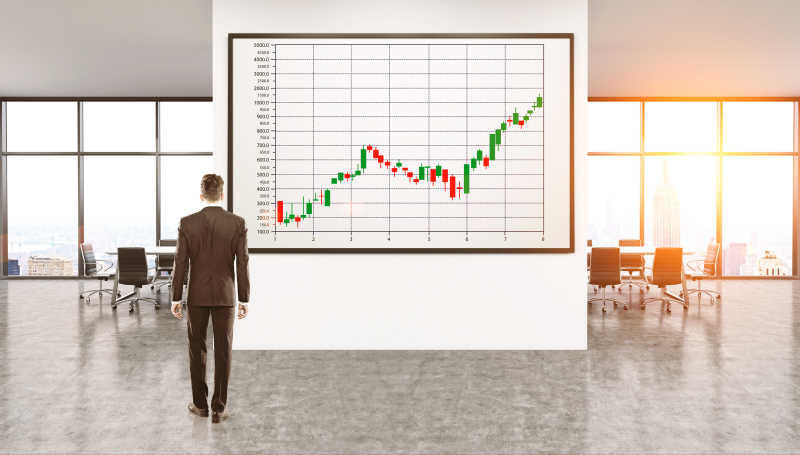 商人在办公室里看着股市