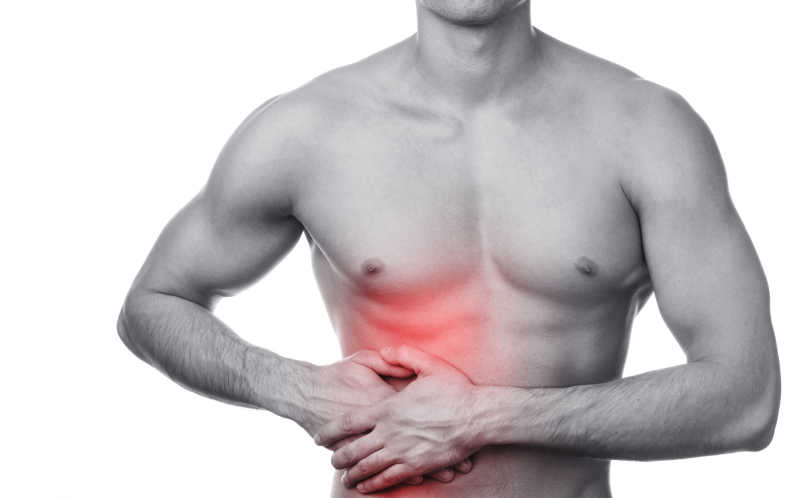 白色背景上双手捂住肚子疼痛的男人