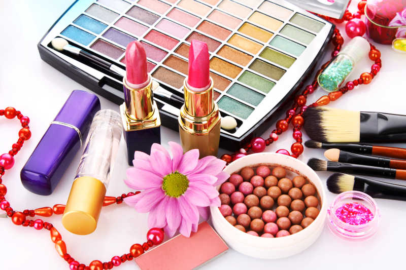 桌上色彩鲜艳的彩妆产品