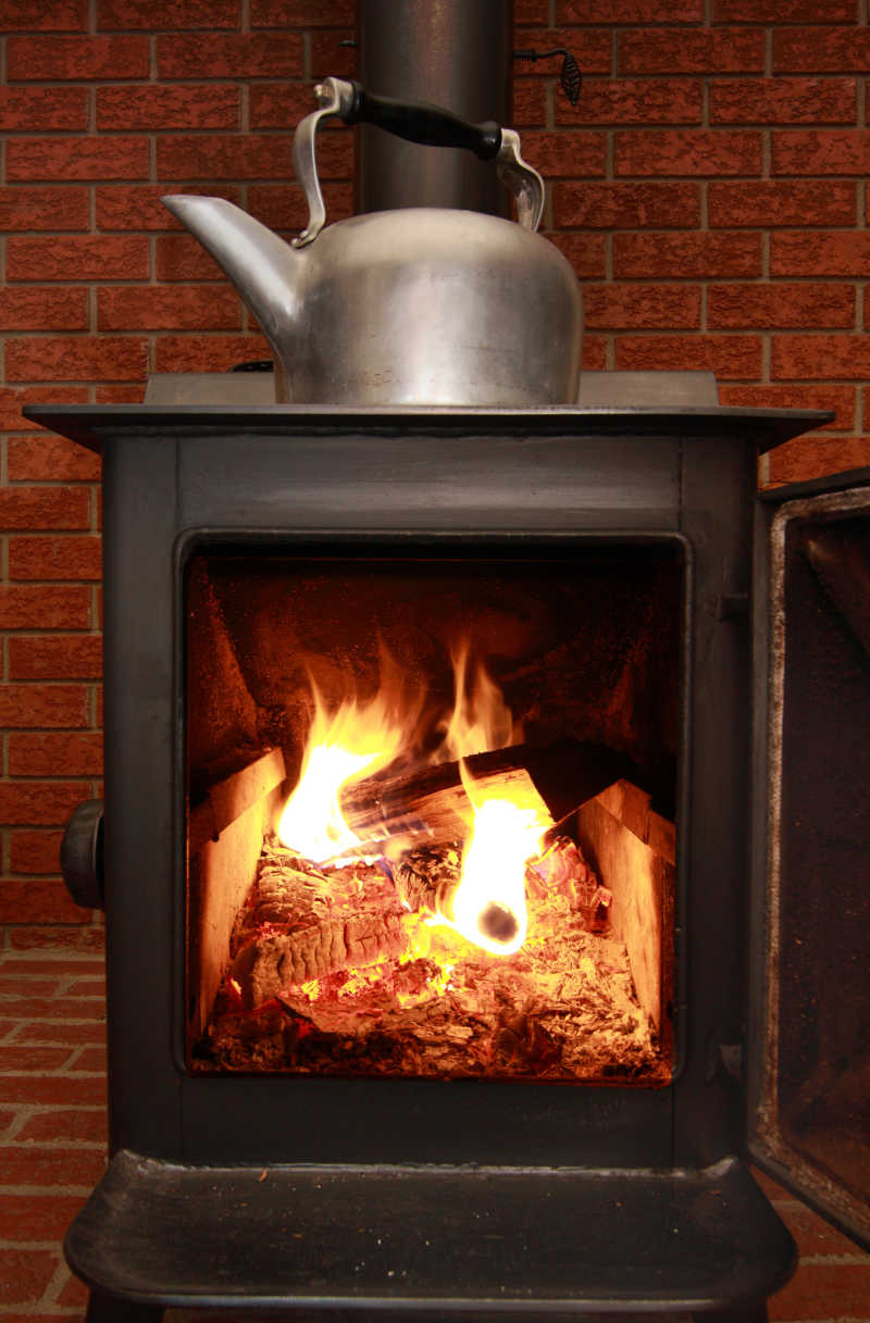 灶火正在加热水壶烧水