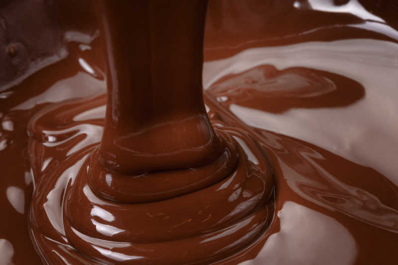 融化的黑巧克力