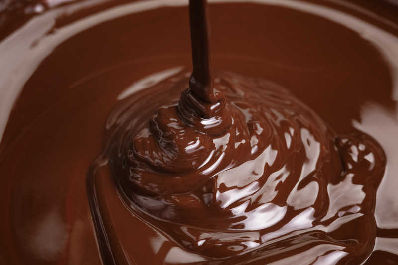 融化的黑巧克力流