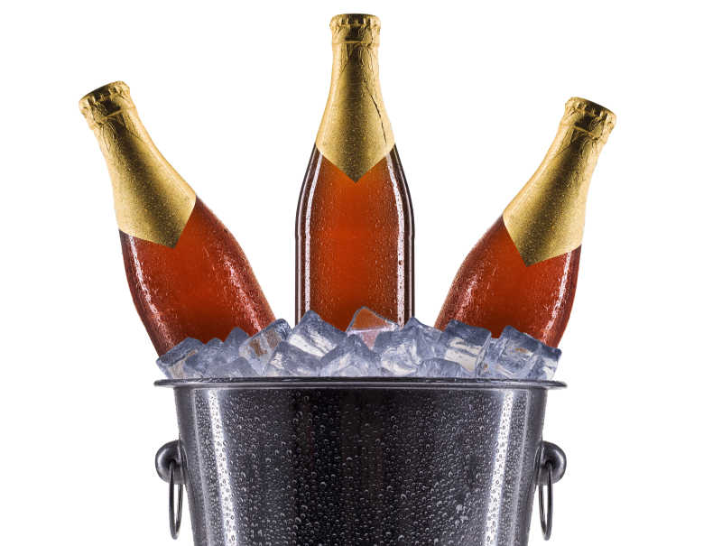 冰桶里的大麦啤酒