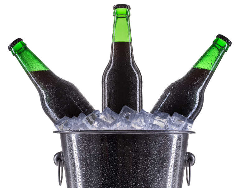 冰镇的绿色瓶装啤酒