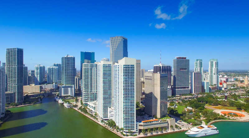 蓝天下的迈阿密市中心