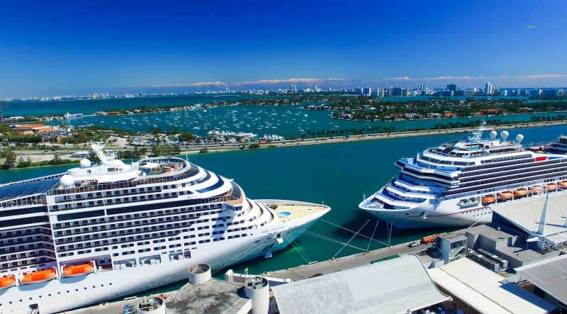 迈阿密港口的巡航船