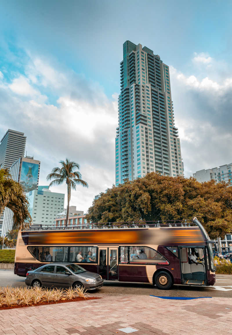 迈阿密市中心有公共汽车和小汽车