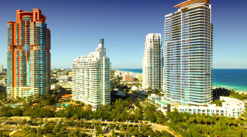迈阿密海滩的高大建筑