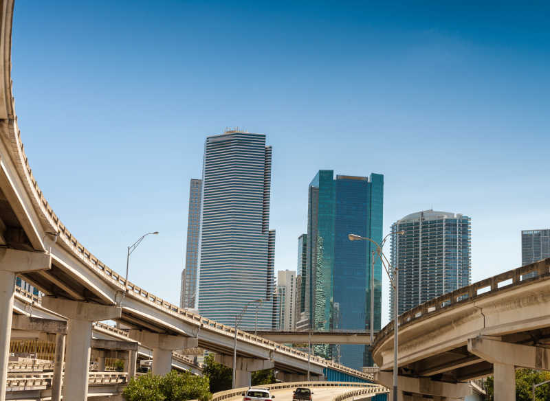 迈阿密州际公路和城市大楼