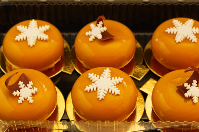 带花型的用巧克力糖覆盖的现代蛋糕