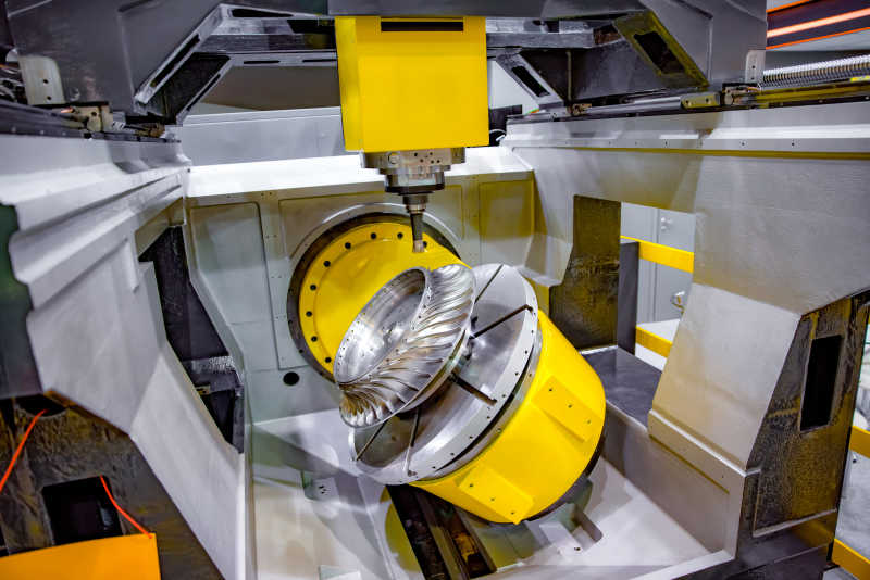 正在打磨机械零件的铣床