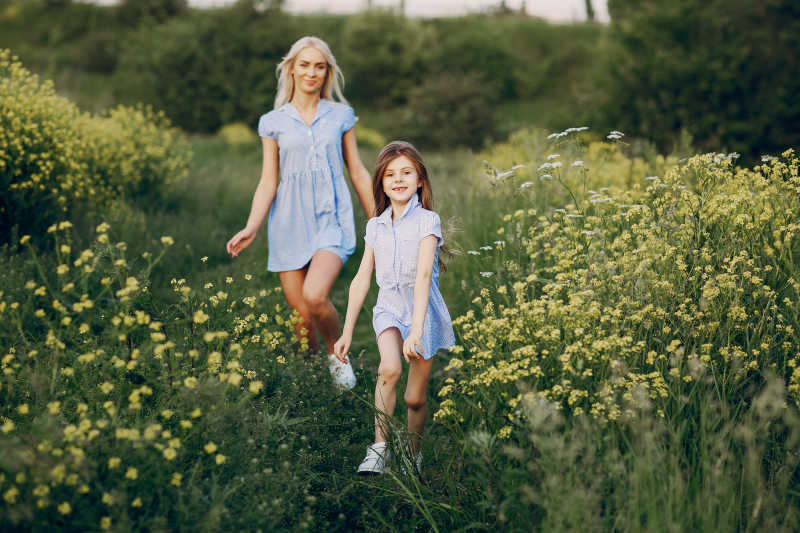 在户外行走的快乐的母女