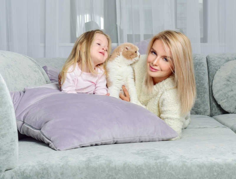 和宠物猫一起玩耍的母女