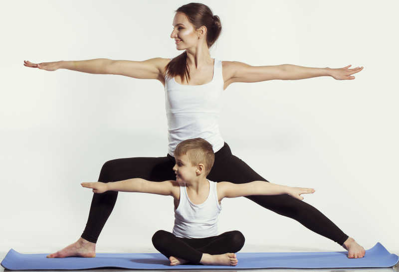 做瑜伽的母子