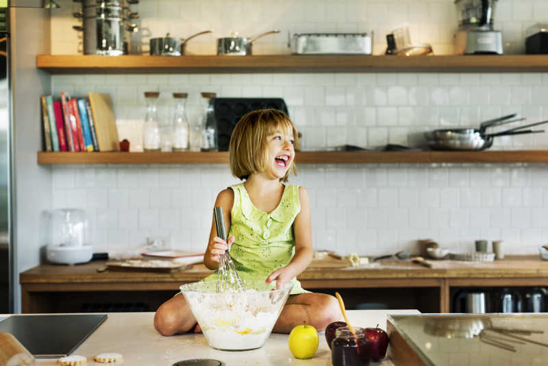 厨房里搅拌面粉的女孩