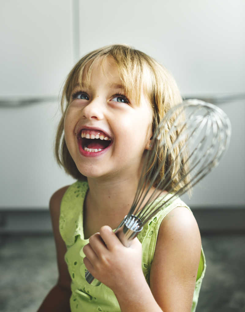 拿着打蛋器的女孩