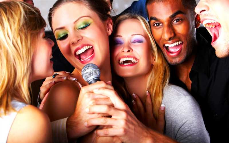 唱卡拉OK的男女