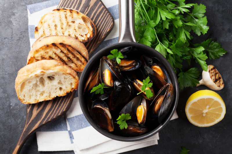 贻贝和烤面包