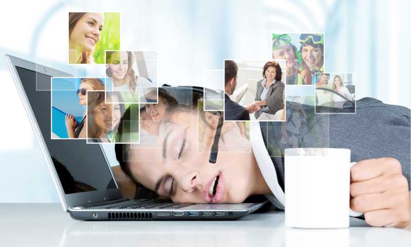 睡倒在笔记本电脑上的女商人