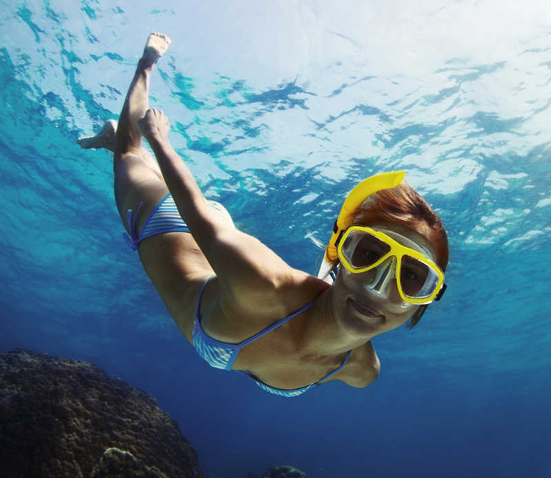 年轻漂亮的在海里浮潜的女人
