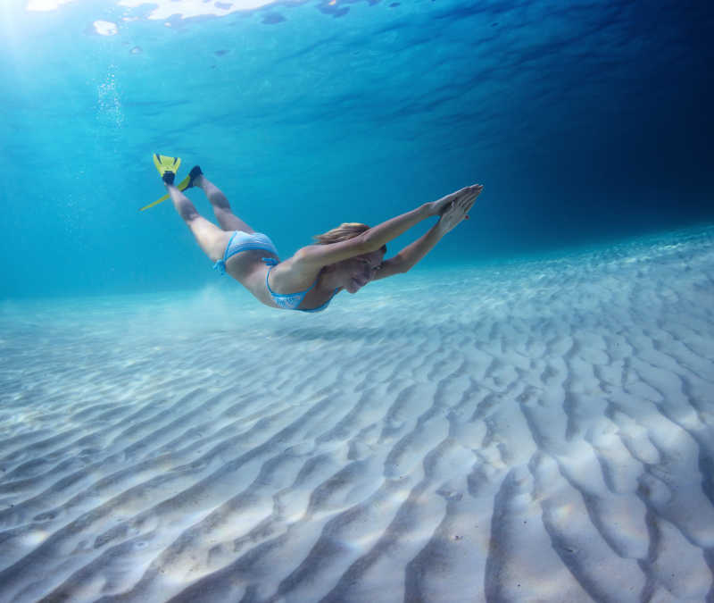 像鱼一样在海里游动的女人