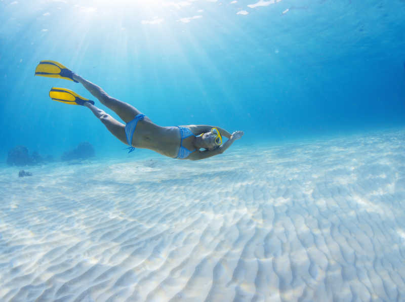 年轻女人在浅海中潜水