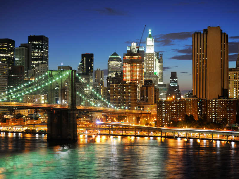 夜间亮灯的纽约曼哈顿桥