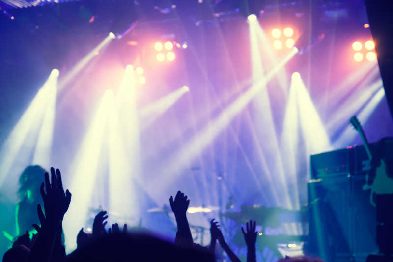 音乐会灯光下的手