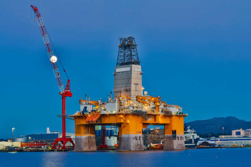 正在维护的石油平台