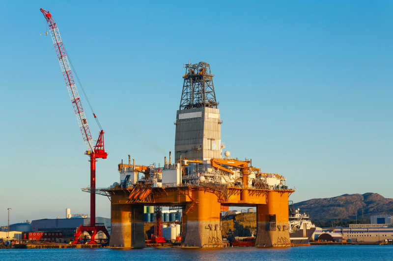 日落下的石油钻井平台