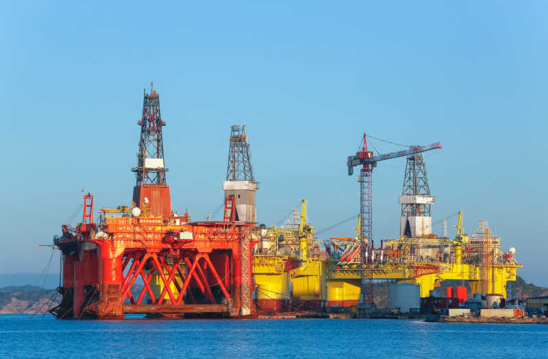 高大的石油平台建筑