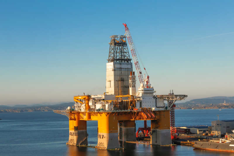 夕阳下的石油平台