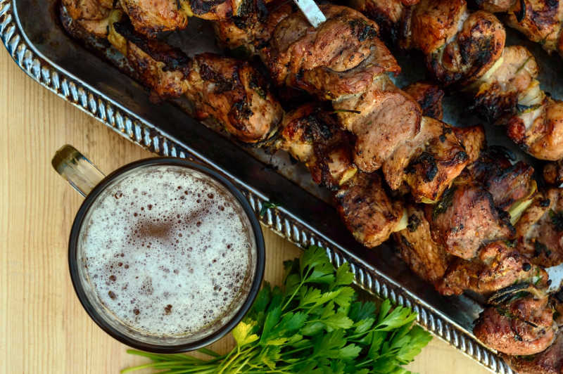 桌子上的烤肉和啤酒