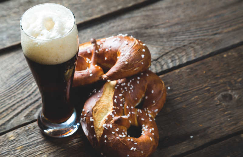 木板上的啤酒和油炸面包