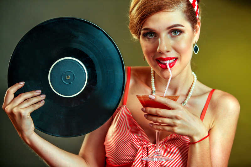 喝马蒂尼鸡尾酒的女孩