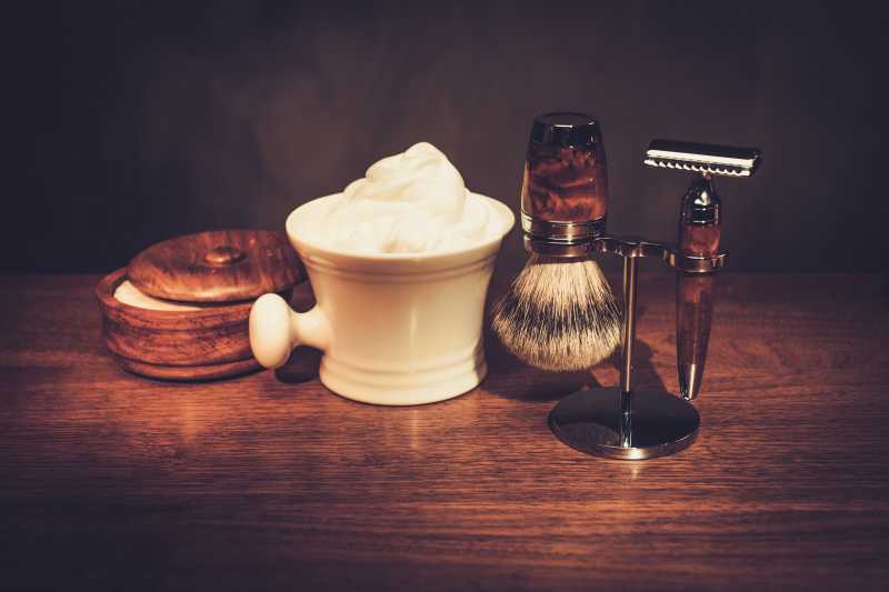 豪华木板上男人的剃须工具