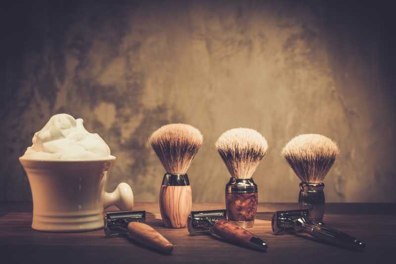木桌上男人的刮胡剃须用品