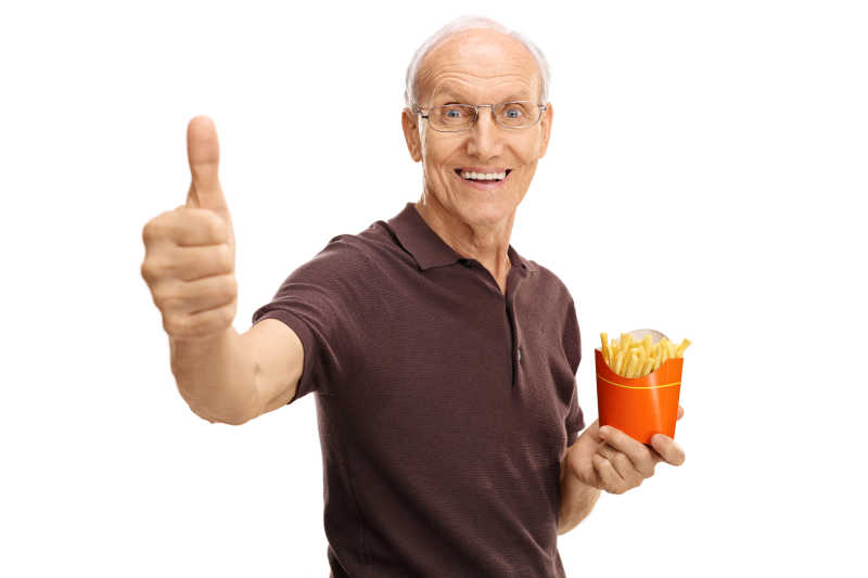 老人拿着一袋薯条竖起大拇指