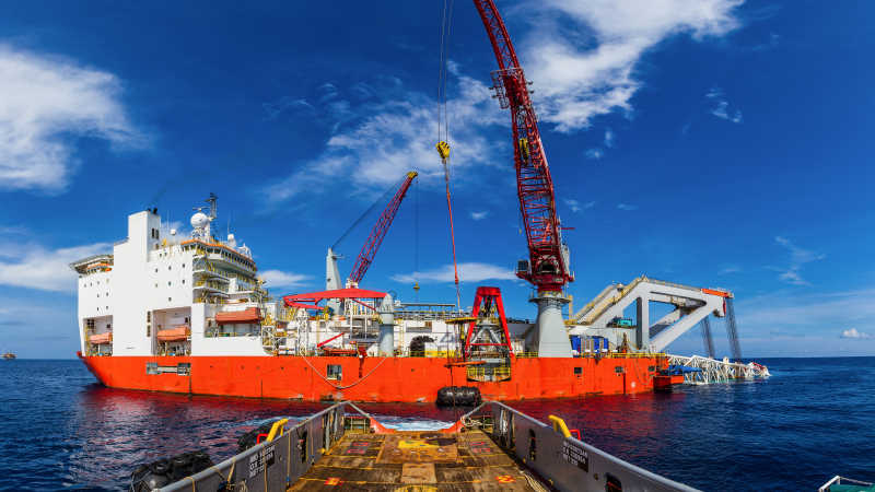 停在海上的石油船