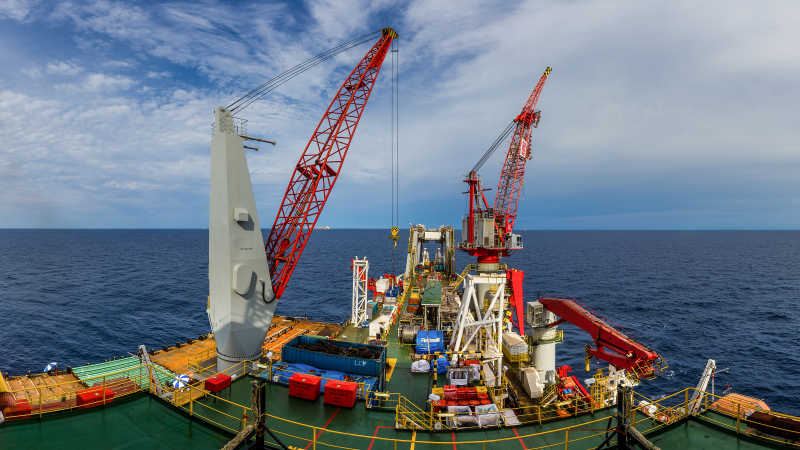 海上施工的石油船