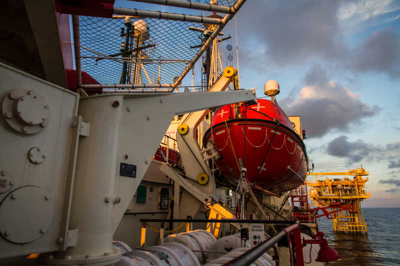 船身上的救生艇