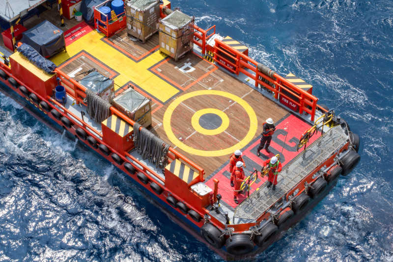 海上石油船上的船员正在工作